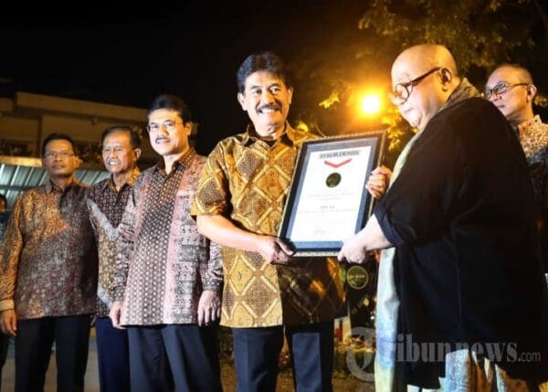 RW 12 Pegangsaan Dua Terima Penghargaan ISO 9001-2008